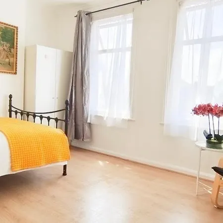 Pearl Garden In Wembley Holiday home London