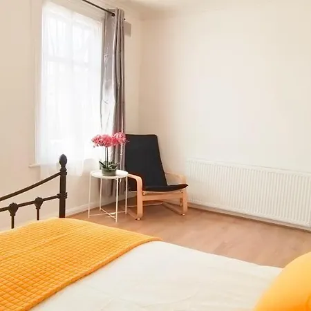 Pearl Garden In Wembley Holiday home London