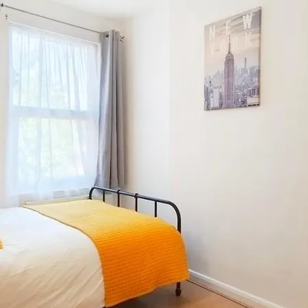 Pearl Garden In Wembley Holiday home