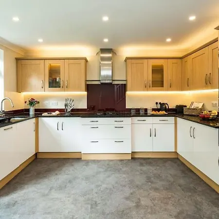 Where Style & Convenience Combine- Photo Id Required Apartment London