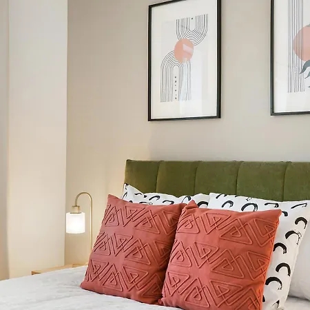 East House Near Tube With Parking Holiday home London