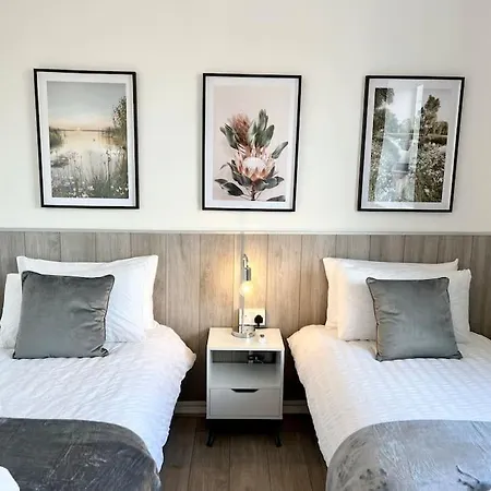 Lovely 3 Bedrooms Flat *