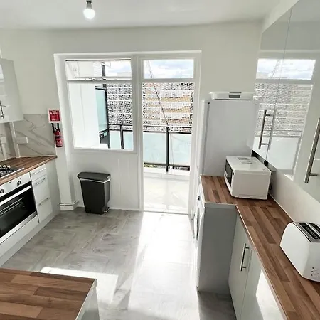 Lovely 3 Bedrooms Flat *