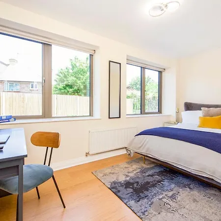 Prime Luxury, Heathrow, Freeparking, Wifi, Netflix Apartment
