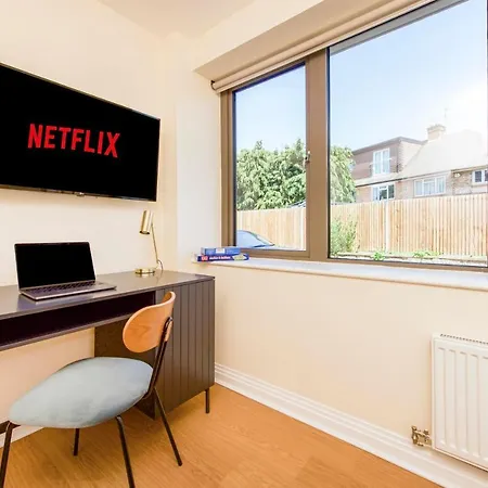 Prime Luxury, Heathrow, Freeparking, Wifi, Netflix Yiewsley