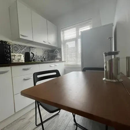 Entire House Floor Perfect For Couples & Freelancers - Available For Single Too Guest house *