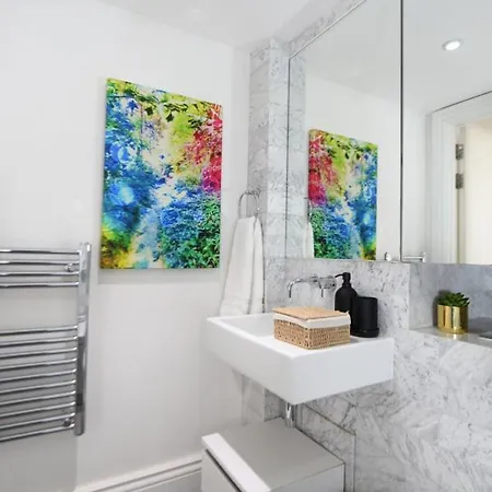 Oxford Street Luxurious 3 Bedroom Londyn