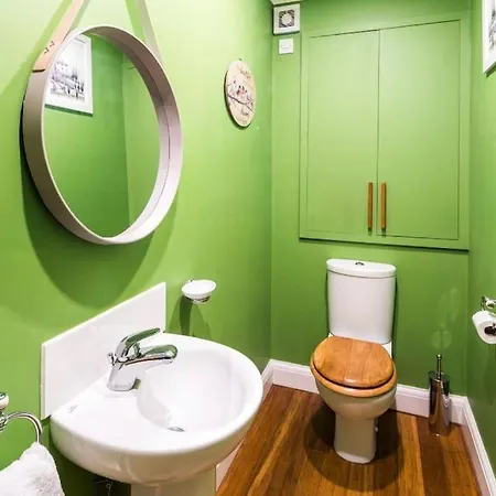 Apartment Where Style & Convenience Combine- Photo Id Required *