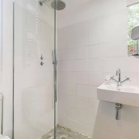 Whimsical 4 Bedroom House In Elephant And Castle * London