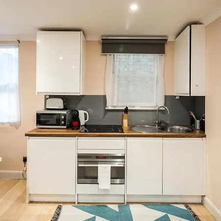 Superb Chelsea Rare Find With Patio 2 Min From Tube London