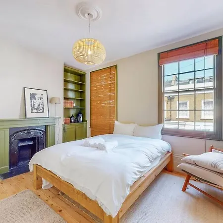Whimsical 4 Bedroom House In Elephant And Castle London