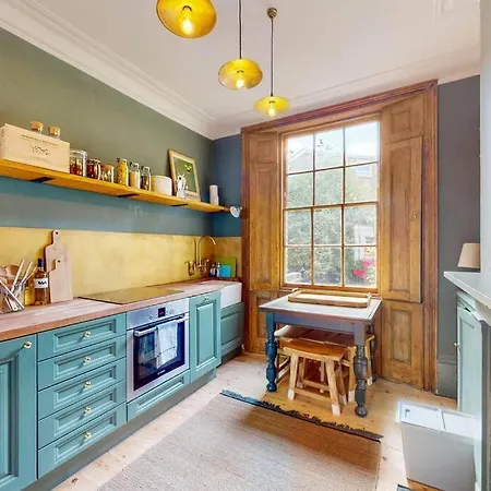 Whimsical 4 Bedroom House In Elephant And Castle * London