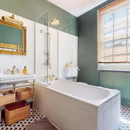 Whimsical 4 Bedroom House In Elephant And Castle * London