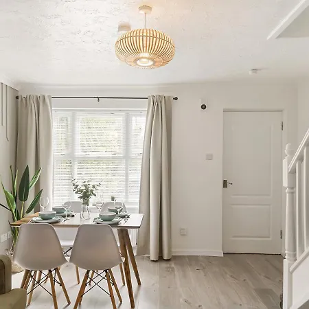 East House Near Tube With Parking Holiday home London