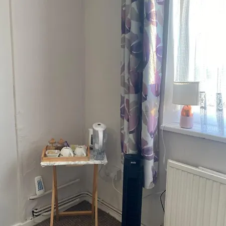 One Double Bedroom In A Shared London