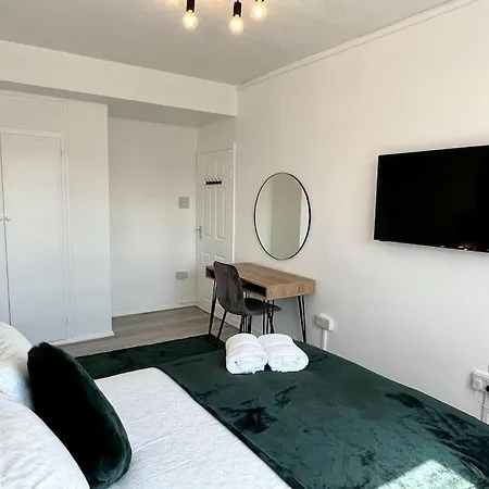 Lovely 3 Bedrooms Flat *