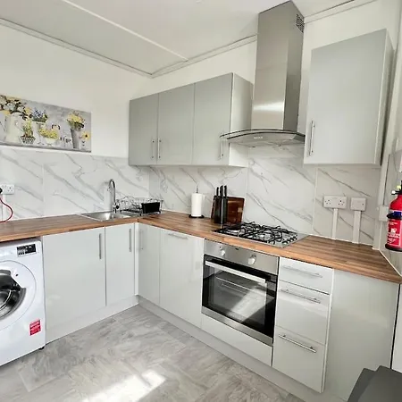 Lovely 3 Bedrooms Flat Apartment
