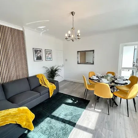 Lovely 3 Bedrooms Flat *