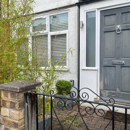 Guest house Entire House Floor Perfect For Couples & Freelancers - Available For Single Too London