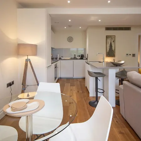 Kensington High Street One Bed Apartment London