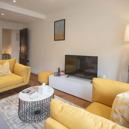 Kensington High Street One Bed Apartment *