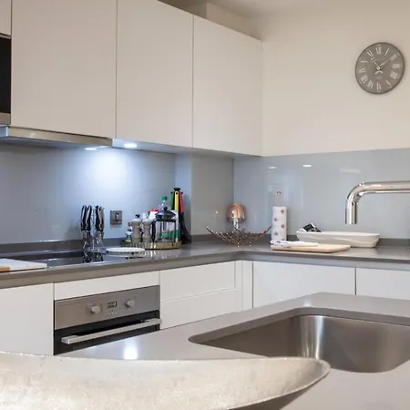Kensington High Street One Bed Apartment London