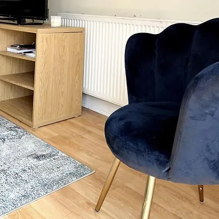 Cosy 2 Bed 5 Min Walk From London Tube Station Apartment *