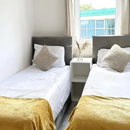 Cosy 2 Bed 5 Min Walk From London Tube Station Apartment