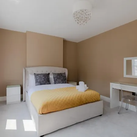 Central, Stylish And Spacious 4 Bedroom House 2,5 Bathrooms In Shepherd's Bush London