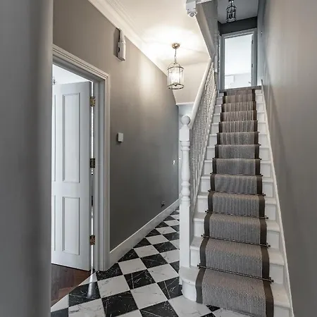 Apartment Central, Stylish And Spacious 4 Bedroom House 2,5 Bathrooms In Shepherd's Bush London