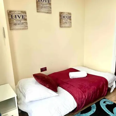 Beautiful One Bedroom Flat In Location *
