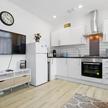 Modern 2 Bed East By Rebby Sleeps 5 Near Canning Town Station * Londres