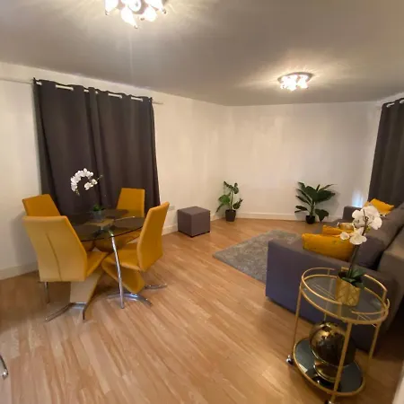 Private House With Free Park For Group Near Wembley Station Holiday home *