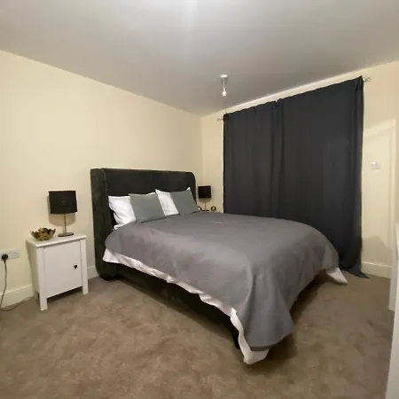 Private House With Free Park For Group Near Wembley Station *