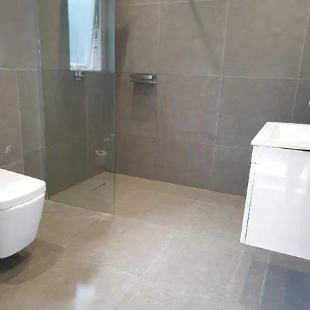 Balham, South Spacious F2, 6 Available Guest house