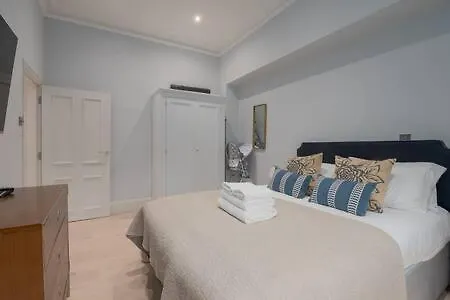 Trendy Hampstead Flat Rh7