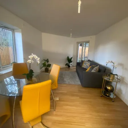 Holiday home Private House With Free Park For Group Near Wembley Station *