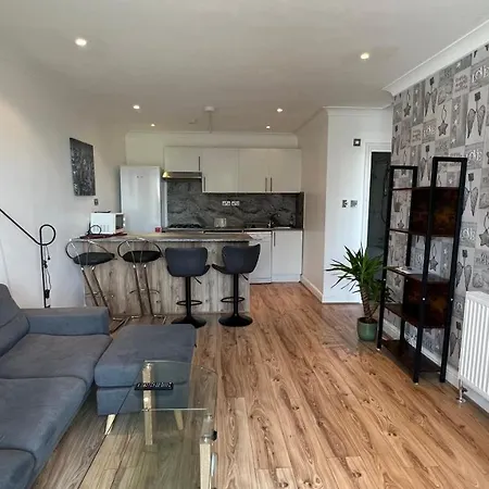 Comfy 2 Bedroom - Finchley Road, Apartment *