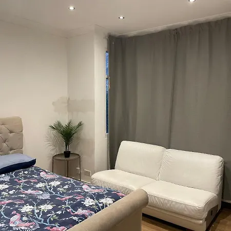 Guest house Private Room- Direct Travel Central/ Heathrow *