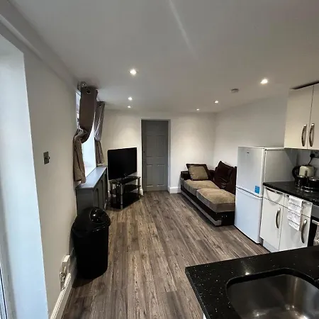Acton 2 Bedroom With Two Bathrooms Apartment London