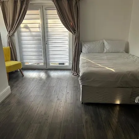 Acton 2 Bedroom With Two Bathrooms *