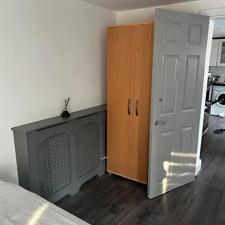 Acton 2 Bedroom With Two Bathrooms * London