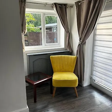 Apartment Acton 2 Bedroom With Two Bathrooms London