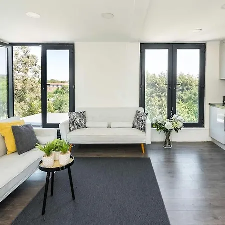 Golders 5 Stars Modern London