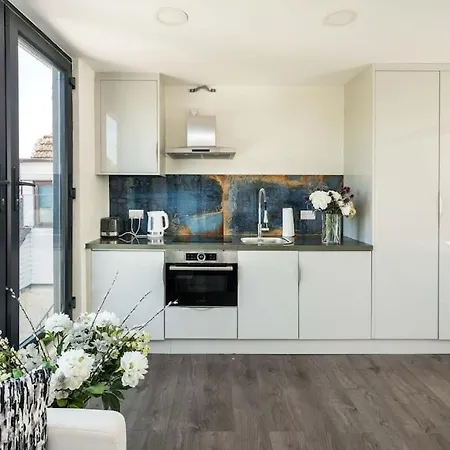Golders 5 Stars Modern Apartment