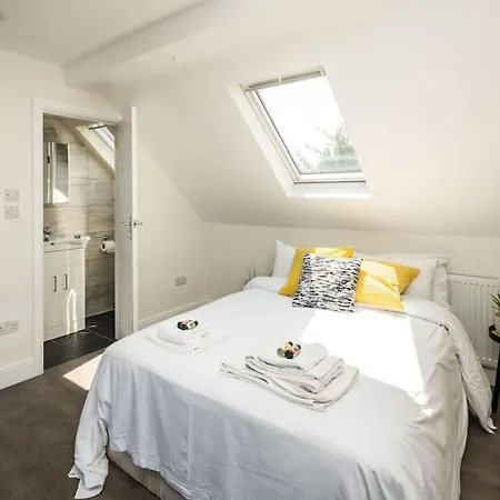 Golders 5 Stars Modern * London
