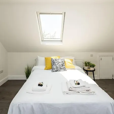 Golders 5 Stars Modern Apartment