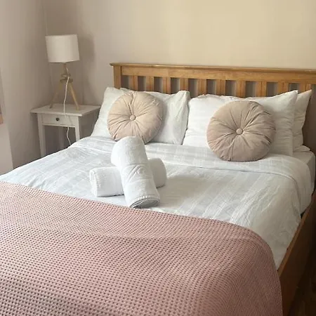 66 Station Road Apartment
