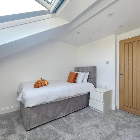 Spacious 4br House, London, Sleeps 9, Parking Available 런던