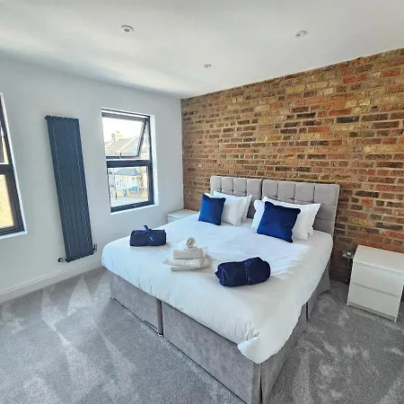 Spacious 4br House, London, Sleeps 9, Parking Available Apartment *